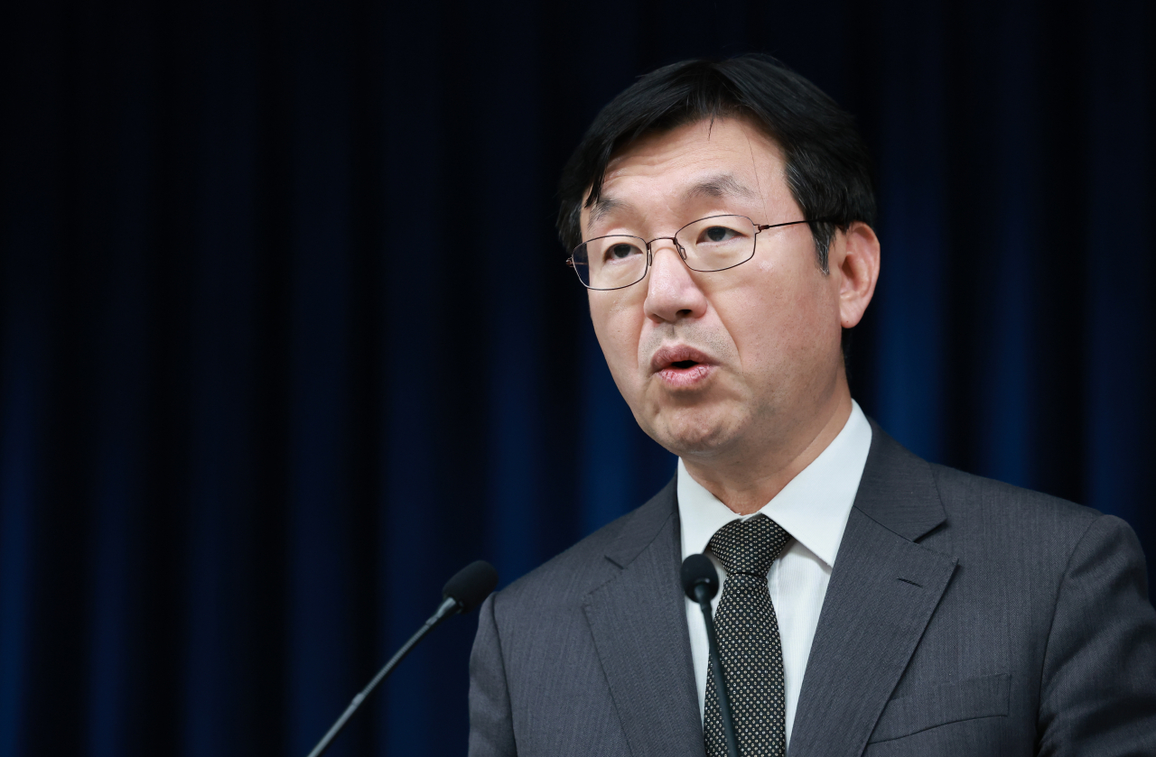 성태윤 대통령실 정책실장이 8일 오후 서울 용산 대통령실 청사에서 의대 증원 관련 브리핑을 하고 있다. 연합뉴스