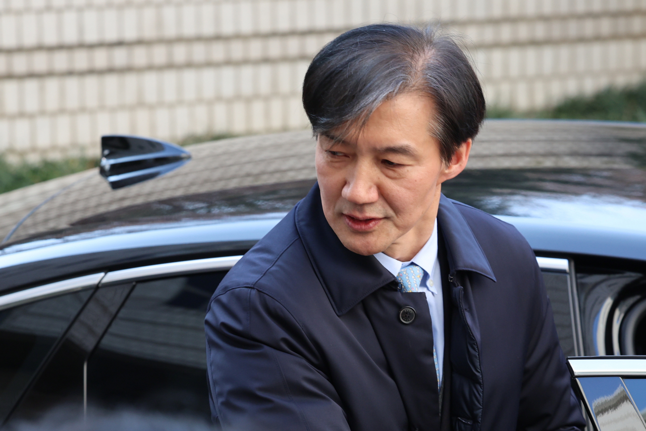 자녀 입시 비리와 청와대 감찰 무마 등의 혐의로 1심에서 실형을 선고받은 조국 전 법무부 장관이 8일 오후 서울 서초동 서울고등법원에서 열린 항소심 선고공판을 마친 뒤 나와 차에 타고 있다. 재판부는 조 전 장관에게 징역 2년의 실형을 선고했다. [연합]