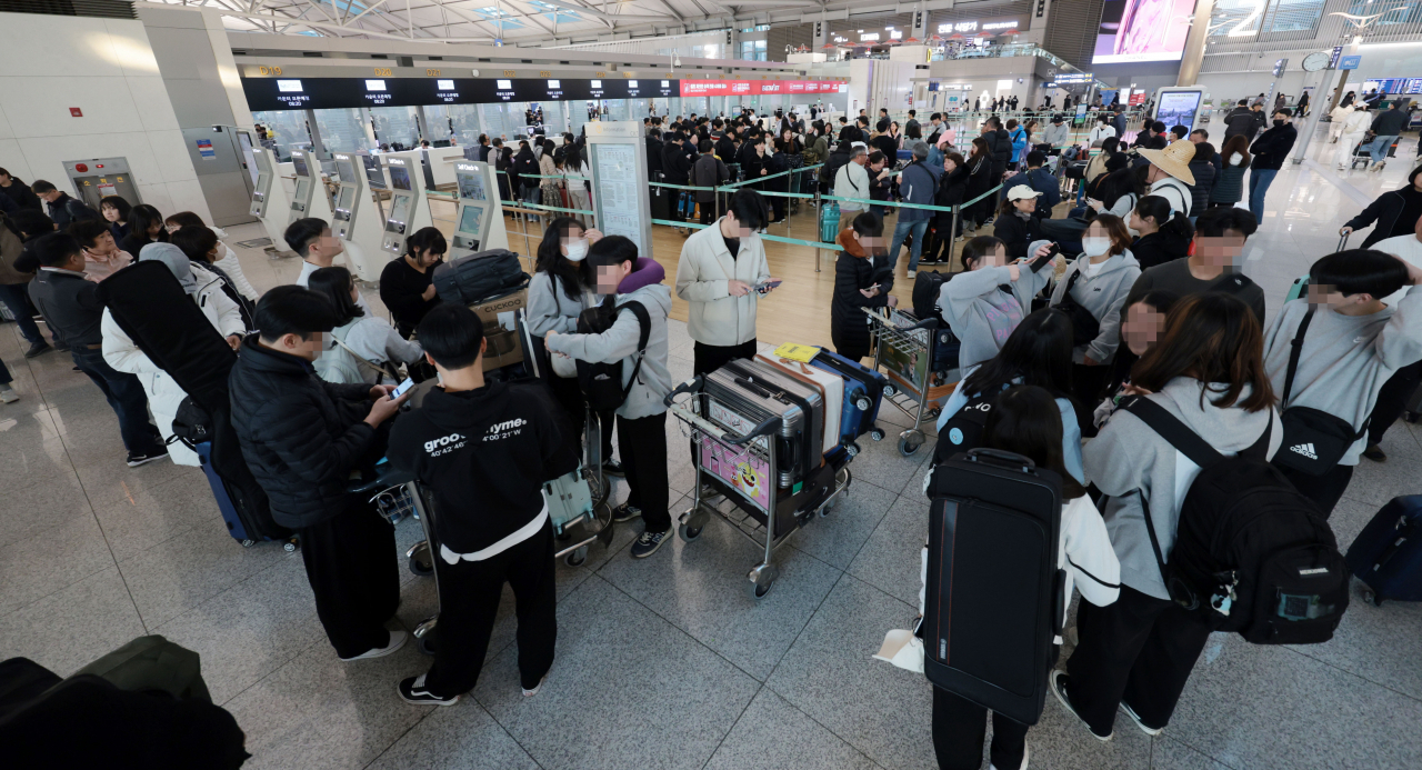 설 명절 연휴를 하루 앞둔 8일 오전 인천국제공항 제1여객터미널 출국장이 여행객들로 북적이고 있다. [연합뉴스]