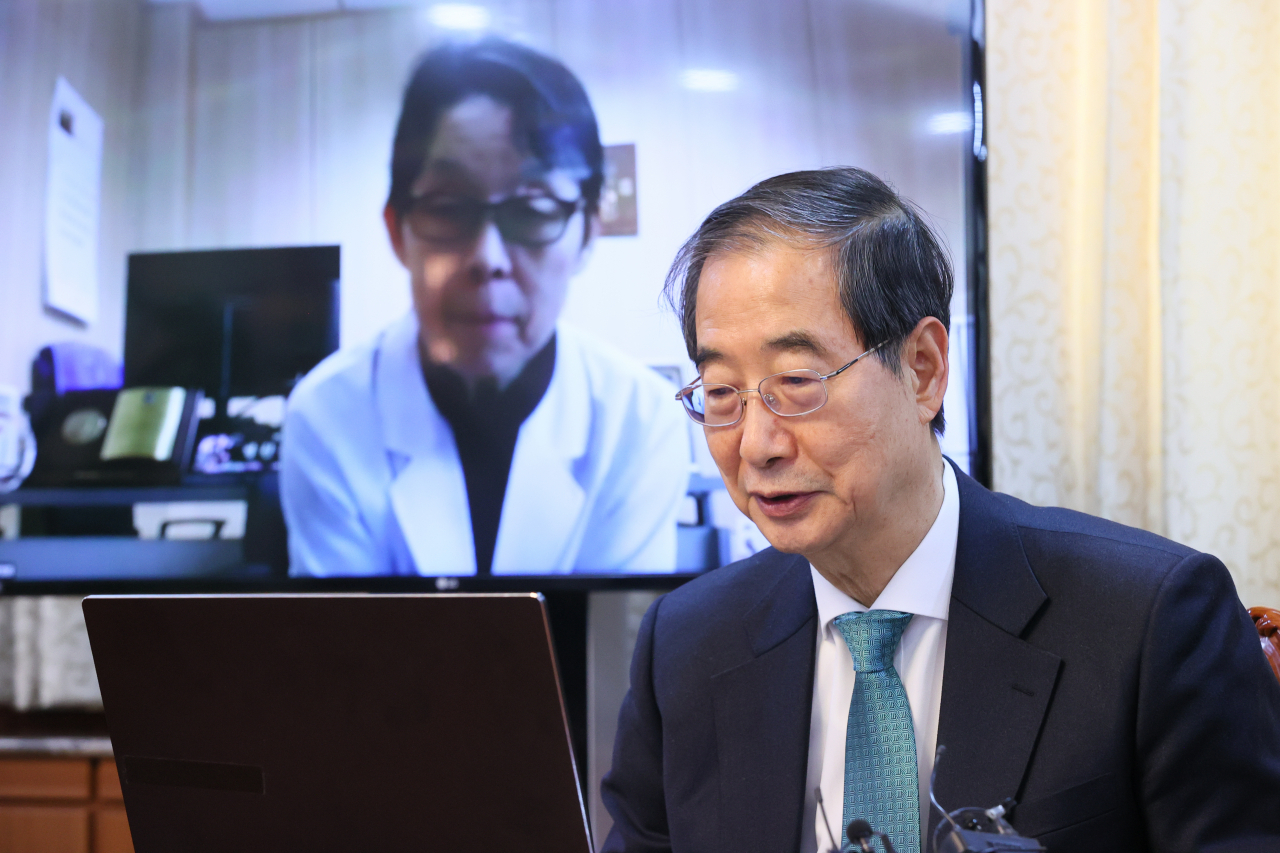 한덕수 국무총리가 설 연휴를 앞둔 8일 오후 서울 종로구 정부서울청사 집무실에서 서해안 최북단인 인천 옹진군 백령도에 있는 백령병원에 자원해 근무 중인 오혜숙 산부인과 과장과 영상통화 하며 격려하고 있다. [국무총리실 제공]