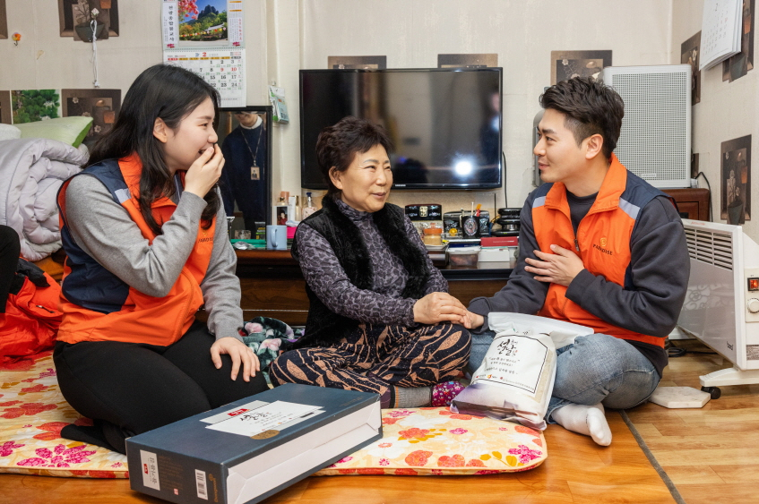 파라다이스그룹 임직원이 설맞이 효(孝)드림 봉사활동을 벌이고 있다.