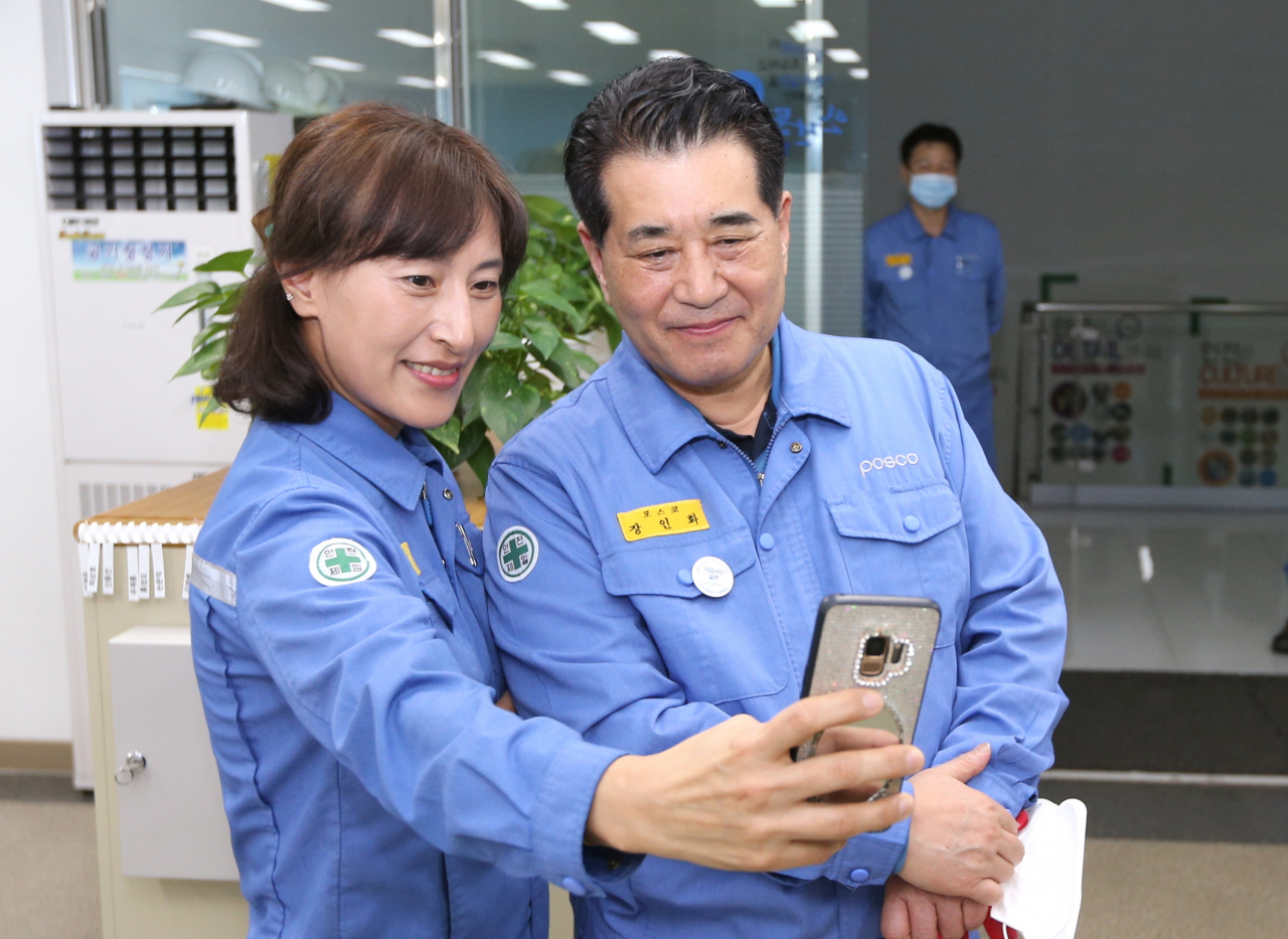 장인화 전 포스코 사장이 포스코에 재직하던 당시 직원과 사진을 촬영하고 있는 모습. [포스코 제공]