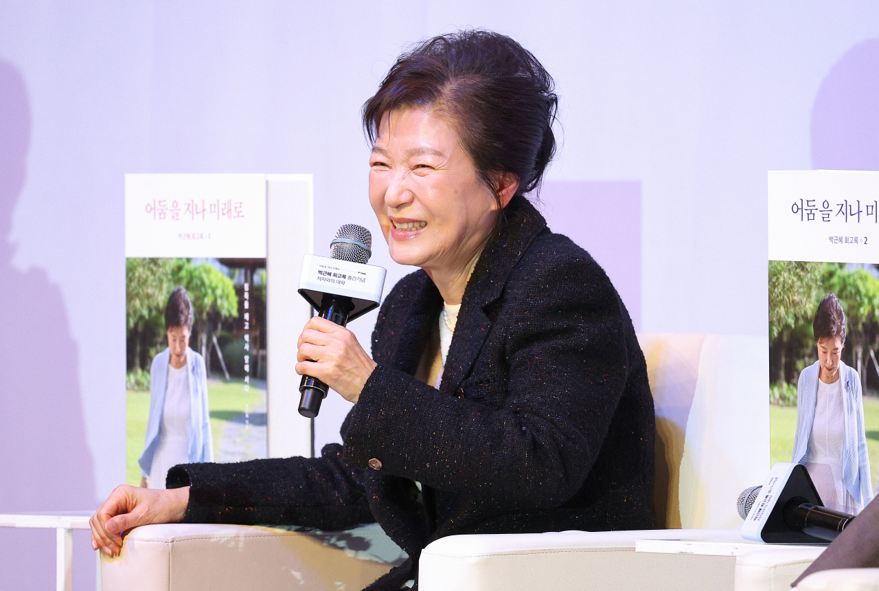 박근혜 전 대통령이 5일 대구 수성구 인터불고호텔에서 열린 '박근혜 회고록 출간기념 저자와의 대화'에서 웃음을 띤 채 발언하고 있다. [연합]