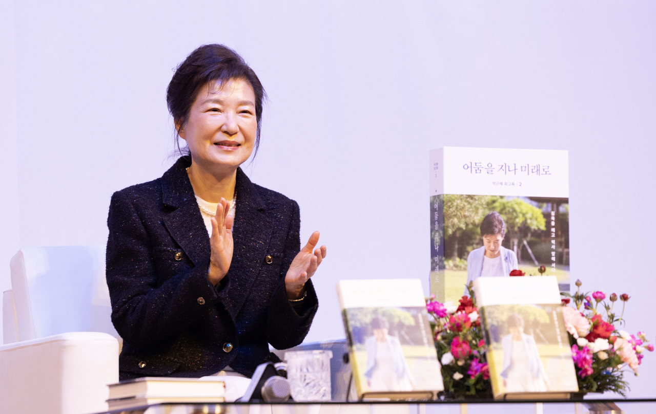 박근혜 전 대통령이 5일 오후 대구 수성구 인터불고호텔에서 열린 '박근혜 회고록 출간기념 저자와의 대화'에 참석해 박수치고 있다. [연합]