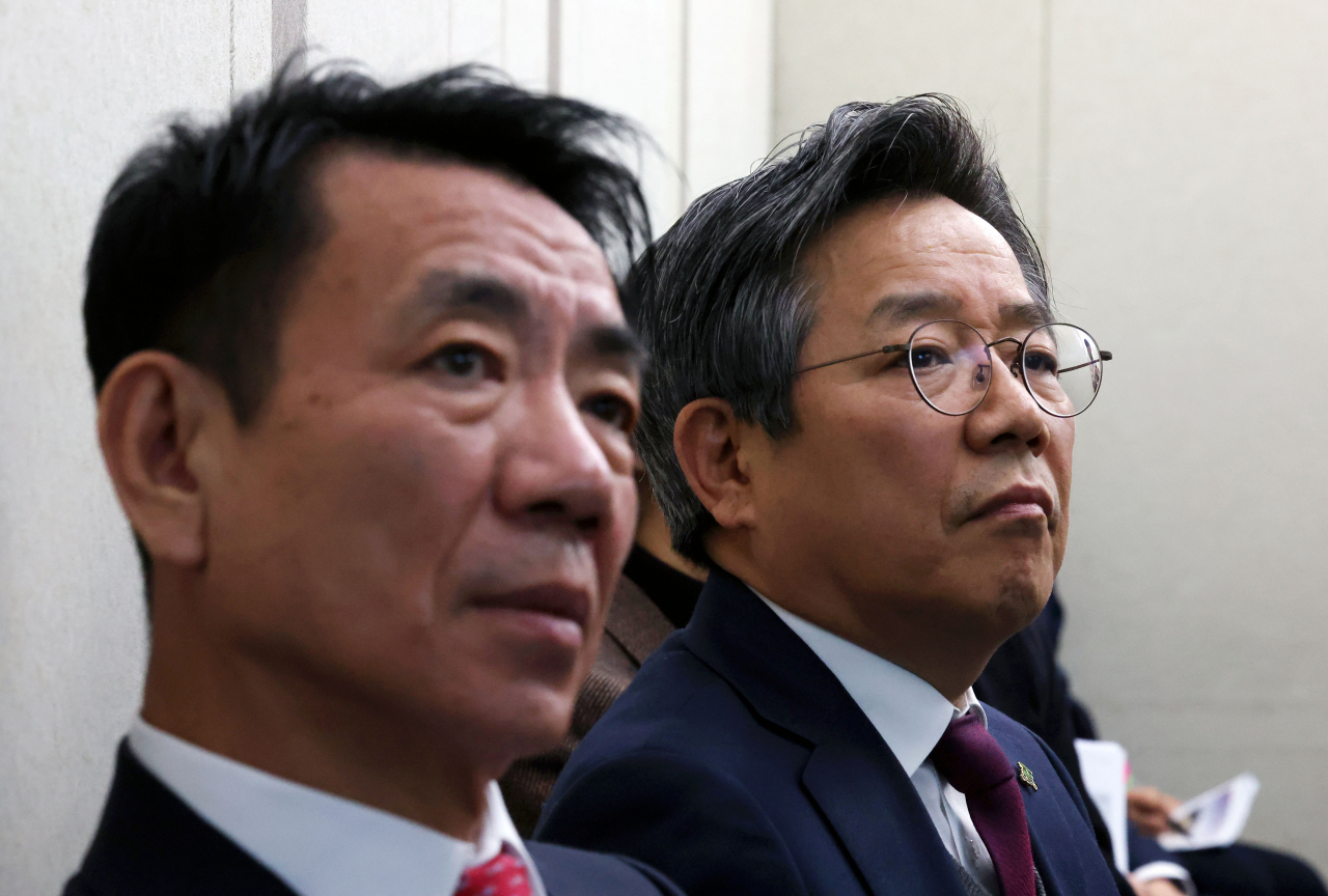 한문희 한국철도공사(코레일) 사장(왼쪽)과 김헌동 서울주택도시공사(SH공사) 사장이 지난 5일 서울 용산구 용산역 회의실에서 열린 용산국제업무지구 개발계획 기자설명회에서 오세훈 서울시장의 발표를 듣고 있다. 코레일과 SH공사는 용산국제업무지구 개발사업의 시행자를 맡게 된다.[연합]