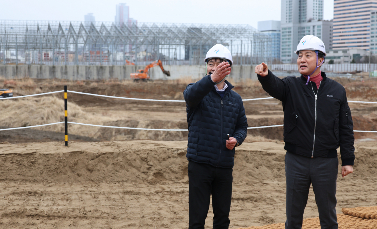오세훈 서울시장이 5일 용산국제업무지구가 들어설 서울 용산정비창 부지 현장을 돌아보고 있다.[연합]