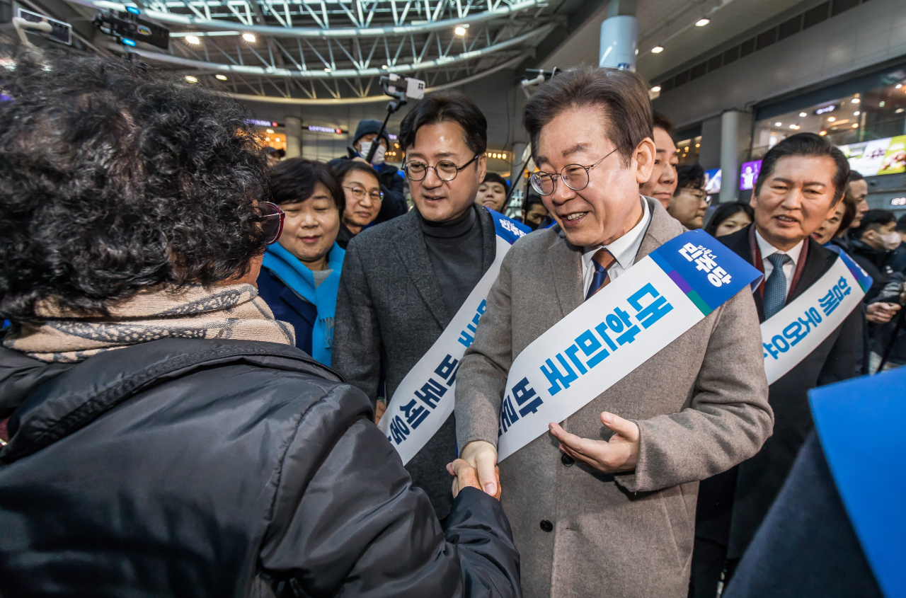 이재명 더불어민주당 대표가 8일 서울 용산구 용산역에서 설 귀성인사를 하고 있다. [연합]