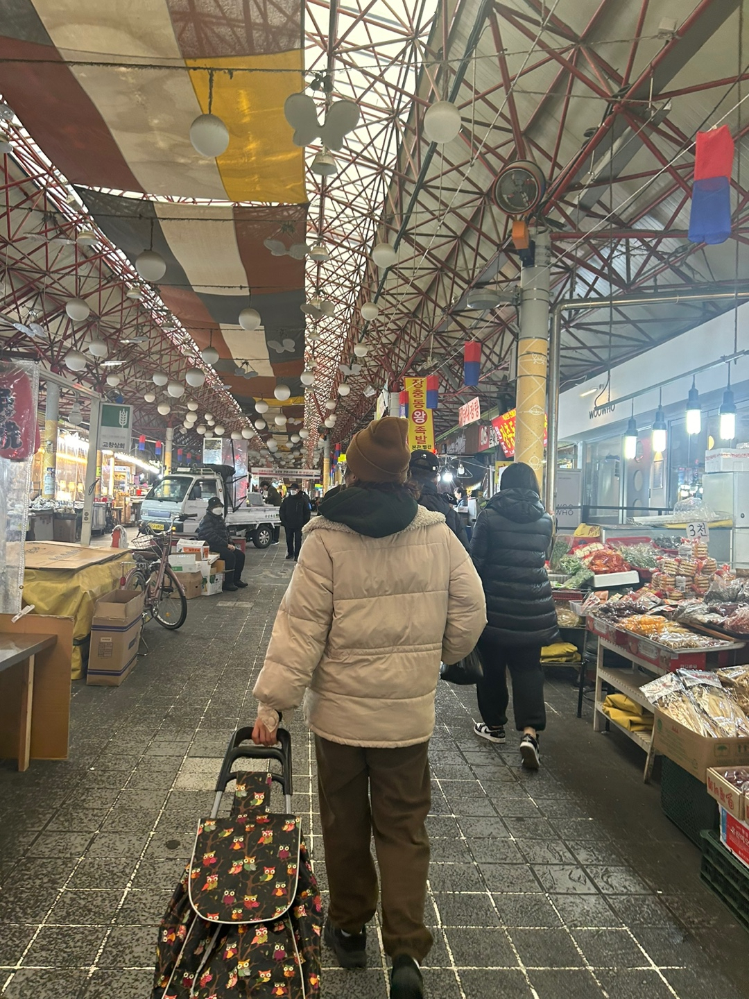 서울의 한 시장에서 취재에 나선 기자의 모습. 이날 장을 보는 MZ세대를 한 명도 만날 수 없었다. 김희량 기자