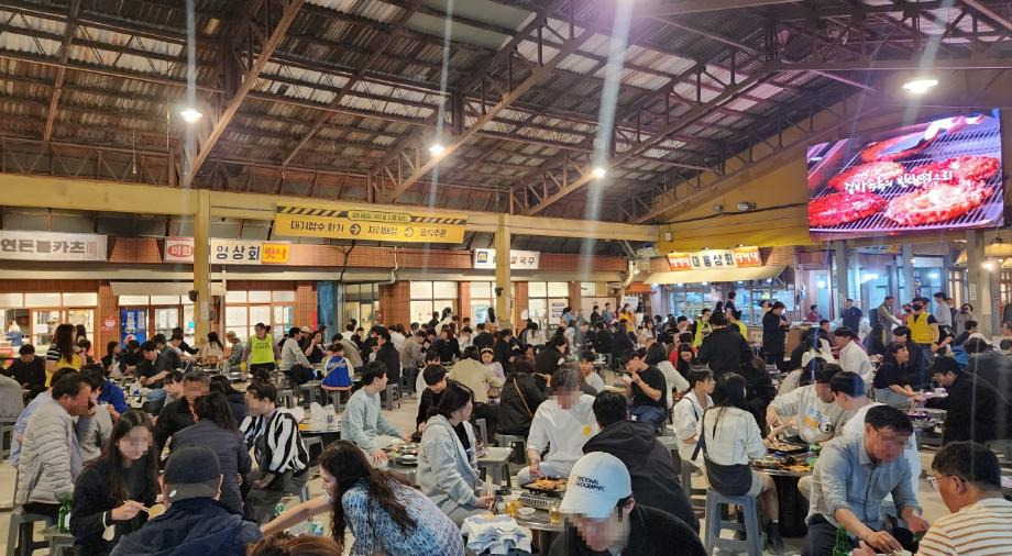 충남 예산시장이 관광객으로 붐비고 있다. [예산군 제공]