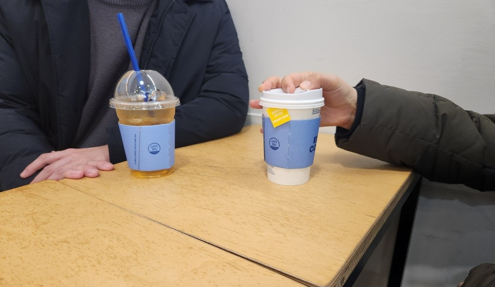 마포구 한 이디야 매장에서 고객들이 차 음료를 마시고 있다. 김벼리 기자
