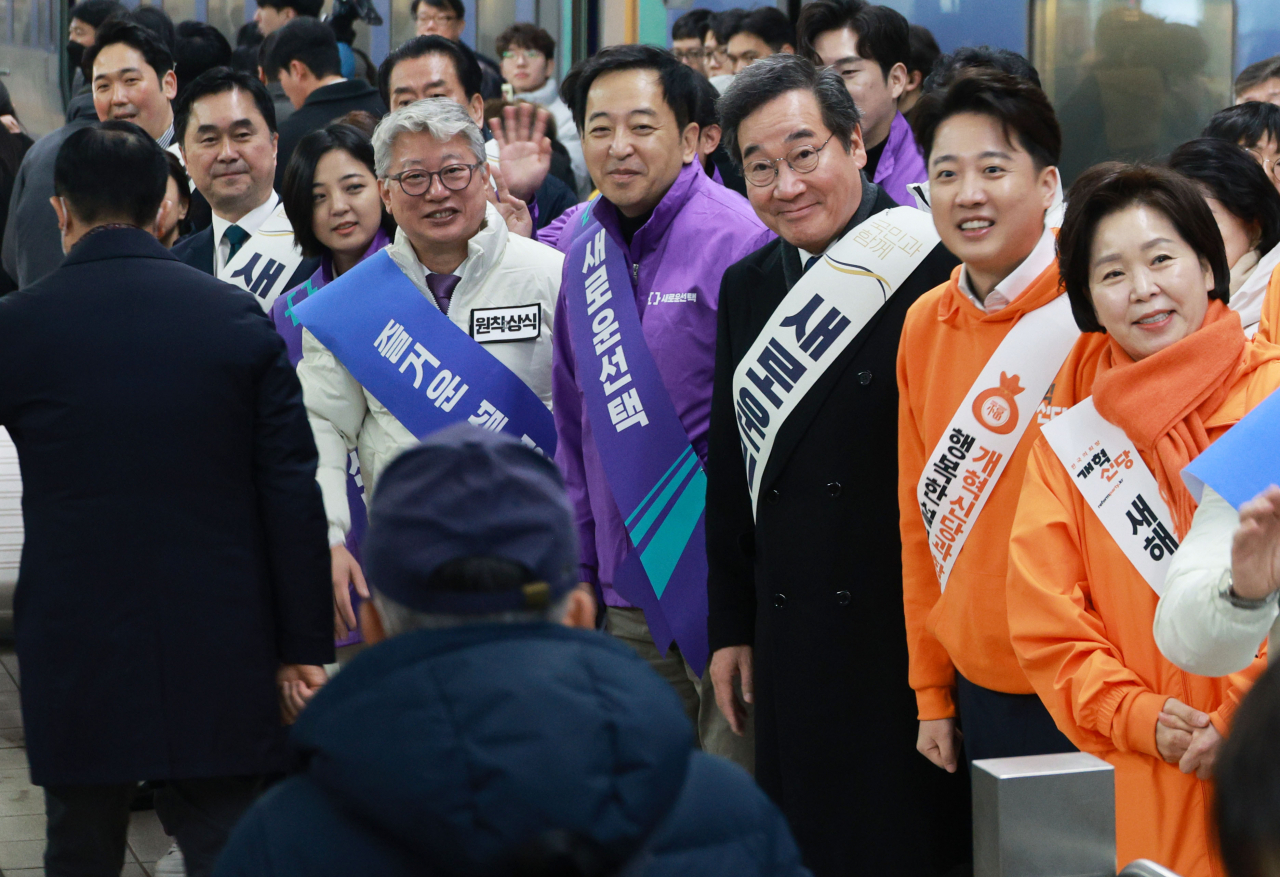 새로운미래 이낙연 공동대표, 개혁신당 이준석 대표, 원칙과상식 조응천 의원, 새로운선택 금태섭 공동대표 등이 9일 오전 서울 용산역에서 설 귀성인사를 하고 있다. [연합]