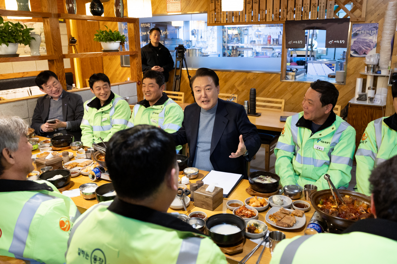 윤석열 대통령이 설 연휴 첫날인 9일 서울 동작구 한 식당에서 동작구 소속 가로청소 환경공무관들과 조찬을 함께 하며 이야기를 나누고 있다. [연합]