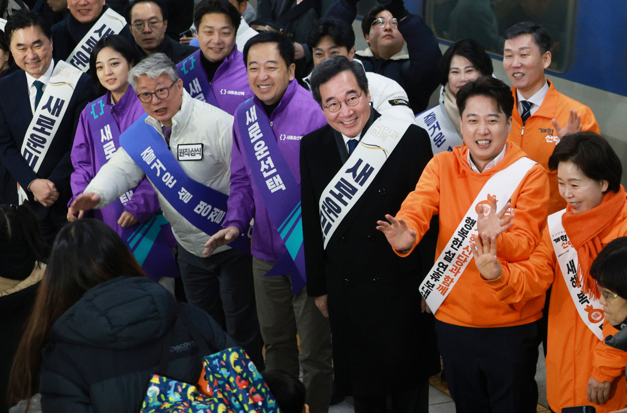 새로운미래 이낙연 공동대표, 개혁신당 이준석 대표, 원칙과상식 조응천 의원, 새로운선택 금태섭 공동대표 등이 9일 오전 서울 용산역에서 설 귀성인사를 하고 있다. [연합]