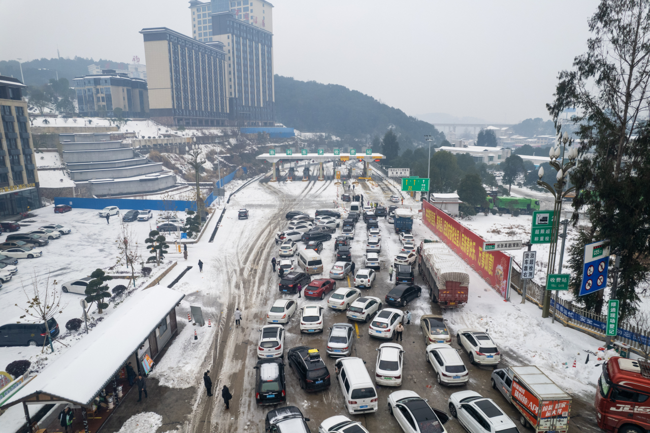 중국 곳곳에서 춘제(春節·중국 설) 연휴(10~17일)를 앞두고 폭설로 교통대란이 벌어지고 있는 가운데 6일(현지시간) 후난(湖南)성 창사(長沙) 인근 고속도로 입구에 수십 대의 차가 뒤엉켜 있다. 최근 후난성과 후베이(湖北)성, 안후이(安徽)성 등지에 많은 눈이 내렸다. [연합]