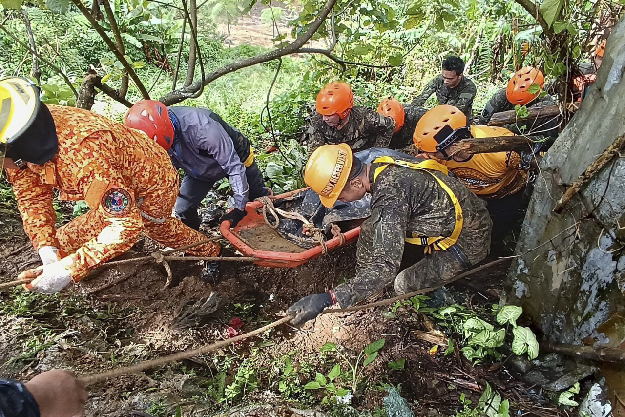 산사태가 발생한 필리핀 남부 다바오데오로주의 몬카요 산악 지역에서 지난 1월 19일(현지시간) 구조대원들이 매몰자를 구하고 있다. 이곳에서는 폭우로 인한 산사태가 발생해 토사가 가옥들을 덮치면서 어린이 등 7명이 사망하고 4명이 실종된 것으로 알려졌다. 사진은 기사 내용과 직접적인 관련 없음. [연합]