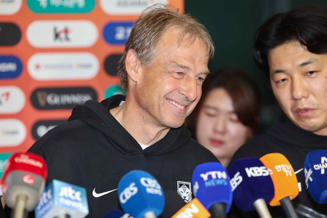 2023 아시아축구연맹(AFC) 아시안컵을 마친 위르겐 클린스만 축구 대표팀 감독이 8일 오후 인천국제공항 제1여객터미널을 통해 귀국해 밝은 표정으로 인터뷰를 하고 있다. [연합]