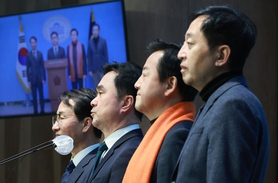 원칙과상식 이원욱 의원, 새로운선택 금태섭 공동대표, 개혁신당 김용남 정책위의장, 새로운미래 김종민 공동대표가 9일 오후 국회 소통관에서 기자회견을 하고 있다.[연합]