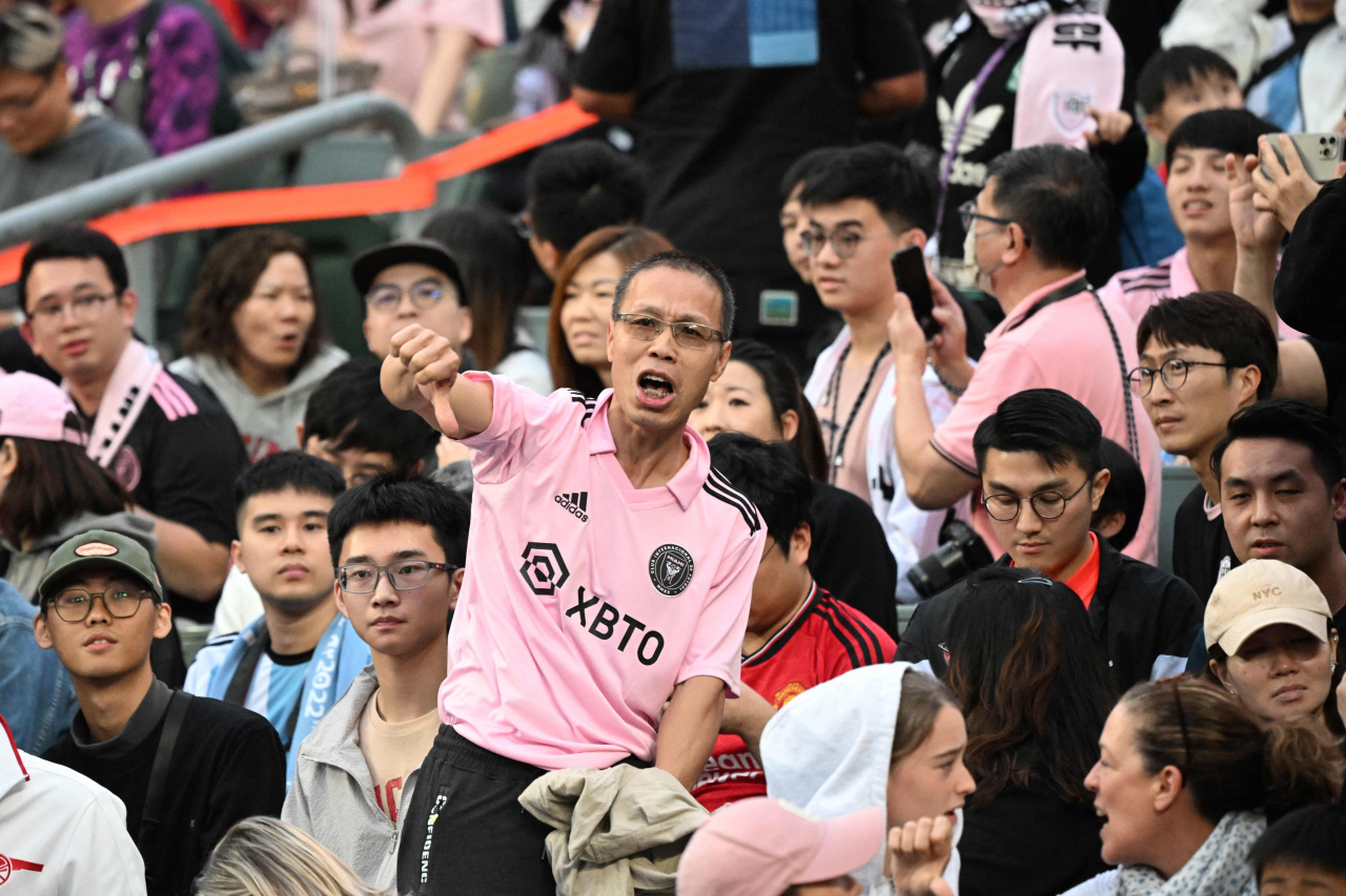4일 홍콩 XI와 미국 인터 마이애미 CF의 친선 축구 경기에서 세계적 축구 스타 리오넬 메시가 급작스럽게 경기에 출전하지 않으면서 한 팬이 분노를 감추지 못하고 있다. [AFP]