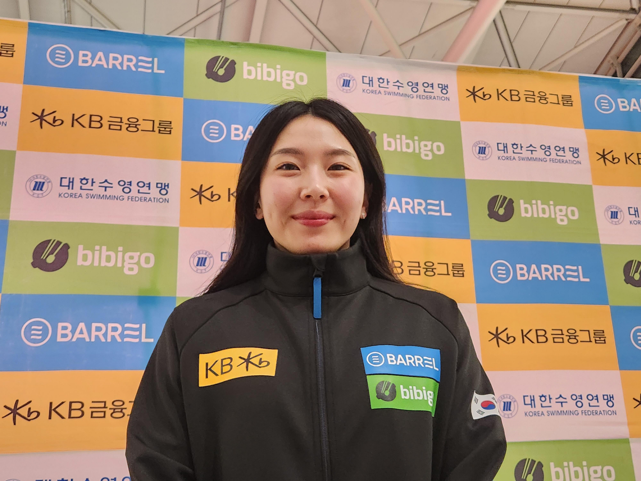 한국 수영 다이빙 간판 김수지가 카타르 도하로 출국하기 전 27일 인천국제공항에서 인터뷰하고 있다. [연합]