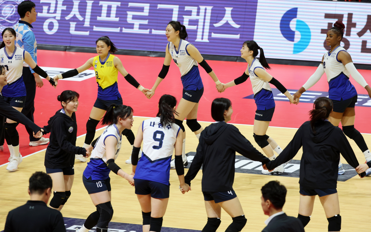 지난달 19일 광주 서구 페퍼스타디움에서 열린 프로배구 V리그 여자부 페퍼저축은행과 현대건설의 경기에서 현대건설 선수들이 세트스코어 3-1로 승리한 뒤 세리머니하고 있다. [연합]