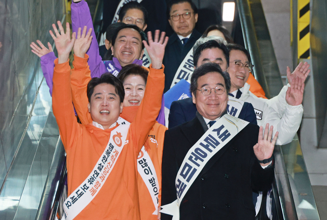 새로운미래 이낙연 공동대표, 개혁신당 이준석 대표, 원칙과상식 조응천 의원, 새로운선택 금태섭 공동대표 등이 9일 오전 서울 용산역에서 설 귀성인사를 하고 있다. [연합]