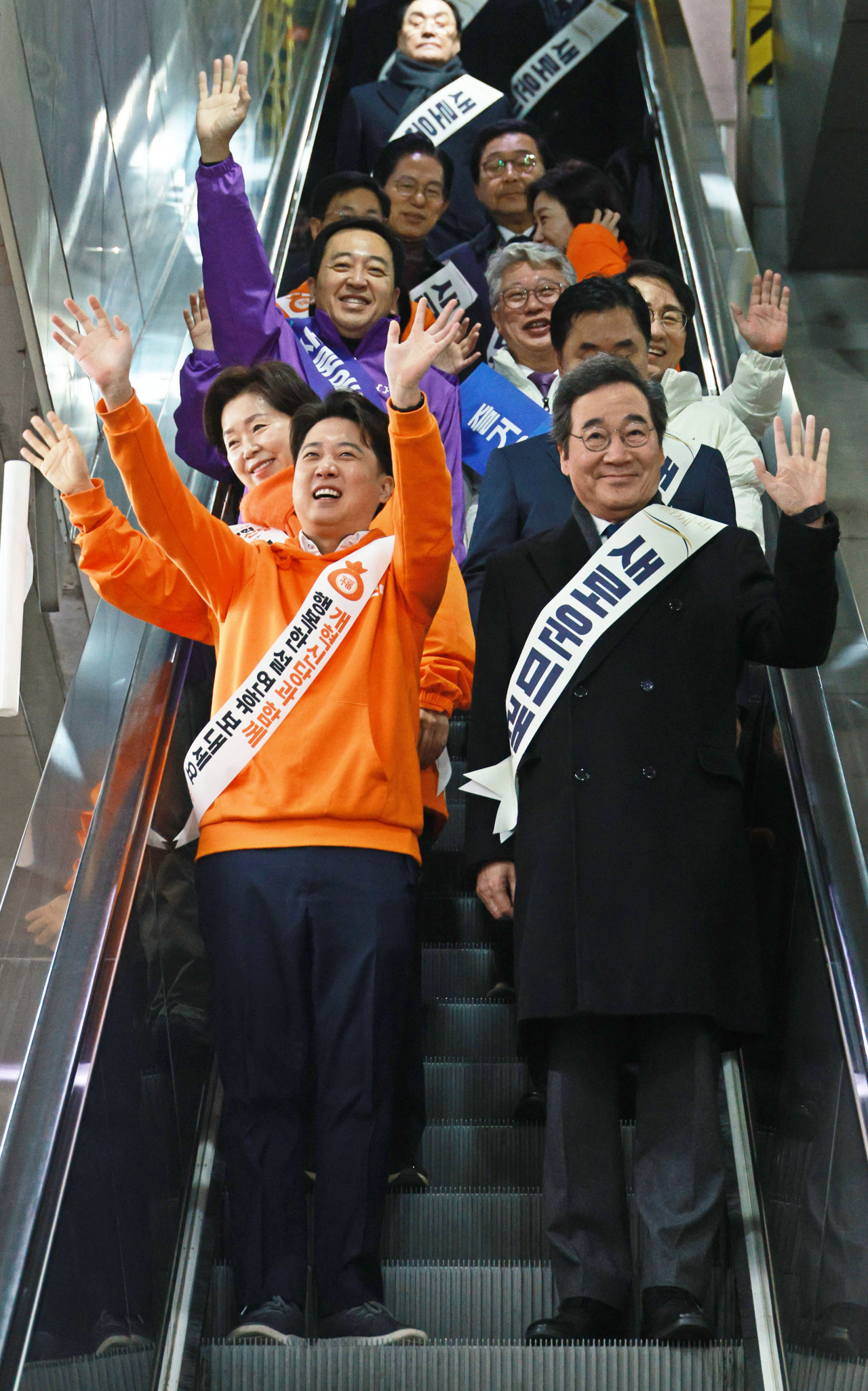 새로운미래 이낙연 공동대표, 개혁신당 이준석 대표, 원칙과상식 조응천 의원, 새로운선택 금태섭 공동대표 등이 9일 오전 서울 용산역에서 설 귀성인사를 하고 있다. [연합]