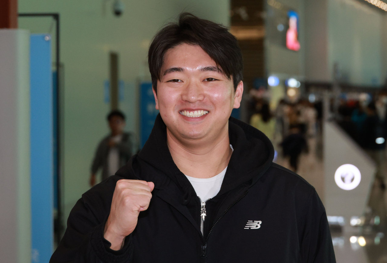미국프로야구 메이저리그 샌디에이고 파드리스와 계약한 고우석이 9일 오후 스프링캠프에 참석하기 위해 미국으로 출국하며 포즈를 취하고 있다. [연합]