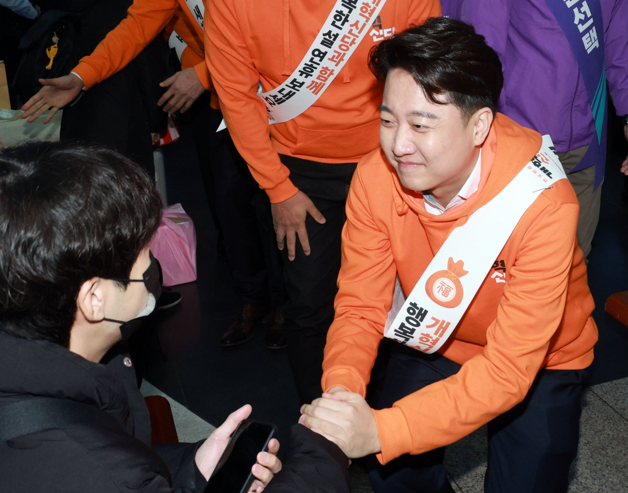 개혁신당 이준석 대표가 9일 오전 서울 용산역에서 설 귀성인사를 하고 있다. [연합]