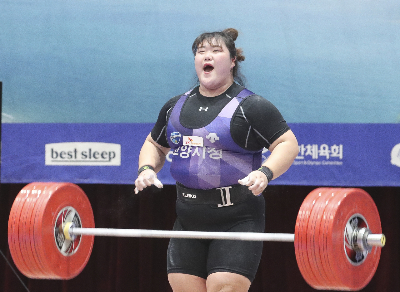 지난해 10월 항저우 아시안게임 금메달리스트 박혜정(경기)이 전남 완도군 완도농어민문화체육센터에서 열린 제104회 전국체육대회 역도 여자일반부 87kg이상급 용상 경기 결승전에서 바벨을 들어올리고 기뻐하고 있다. [뉴시스]