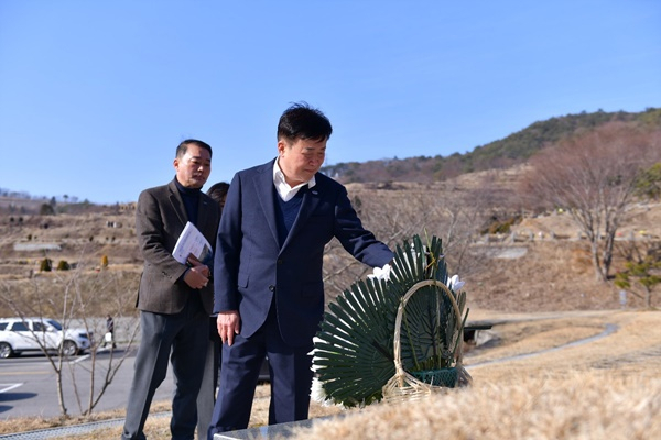 정기명 여수시장이 9일 여순사건 희생자 묘역에서 헌화하고 있다.