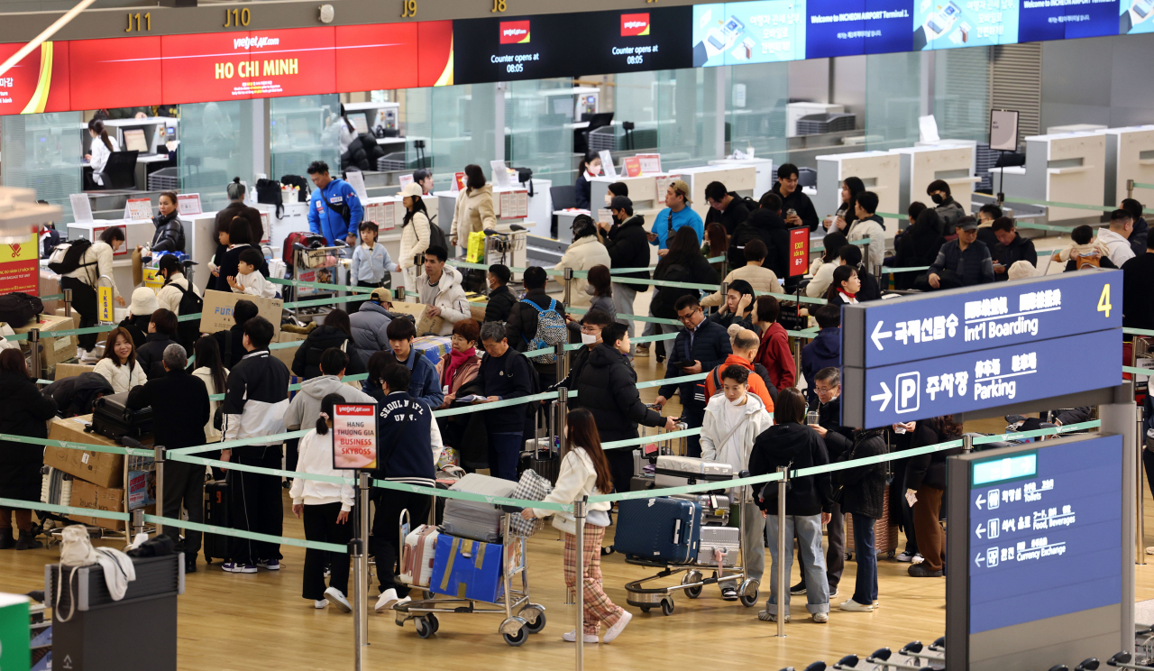 설 명절 연휴를 하루 앞둔 8일 오전 인천국제공항 제1여객터미널 출국장이 여행객들로 북적이고 있다. 연합뉴스