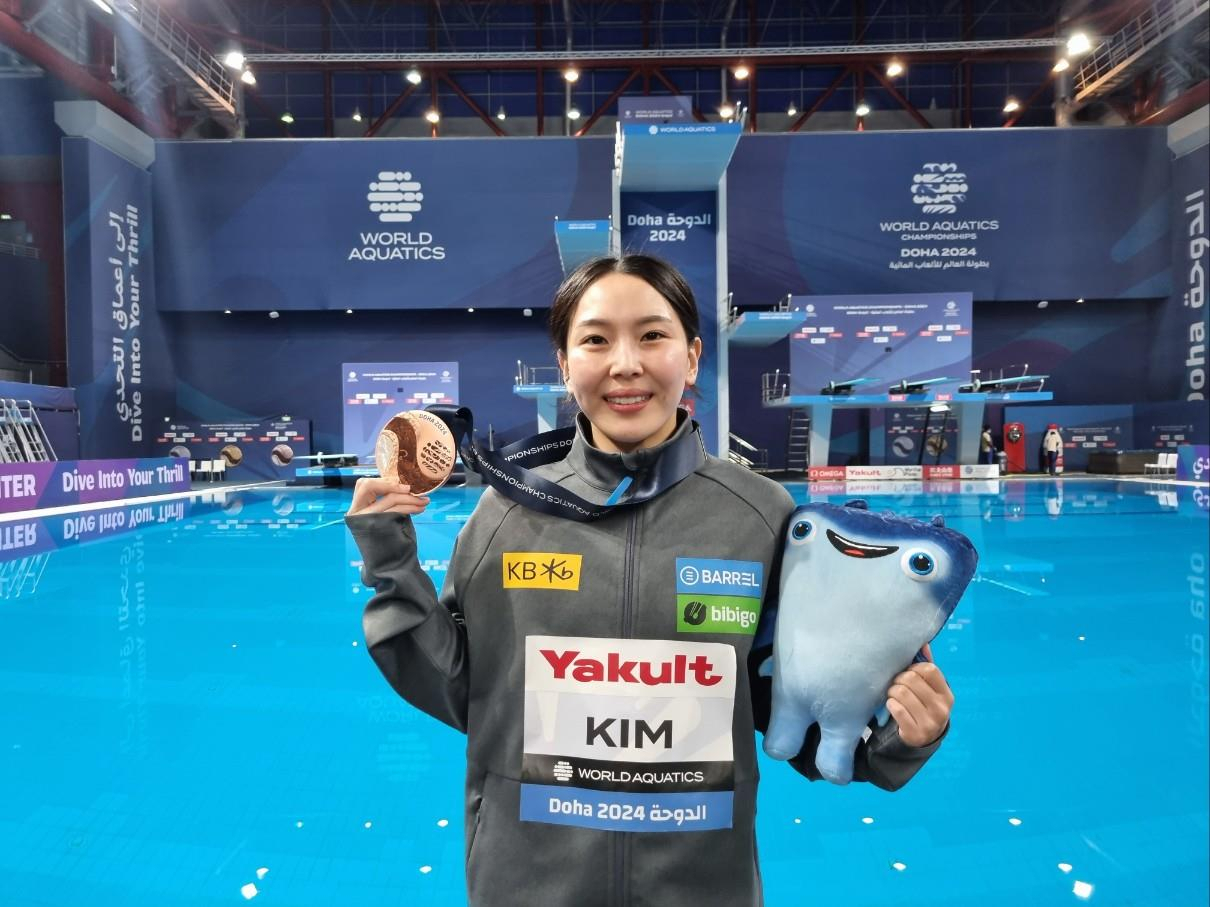 김수지가 10일(한국시간) 카타르 도하 하마드 아쿠아틱센터에서 열린 2024 세계선수권 다이빙 여자 3ｍ 스프링보드 결승에서 3위를 차지한 뒤, 메달을 목에 걸고 기념 촬영하고 있다. [연합]