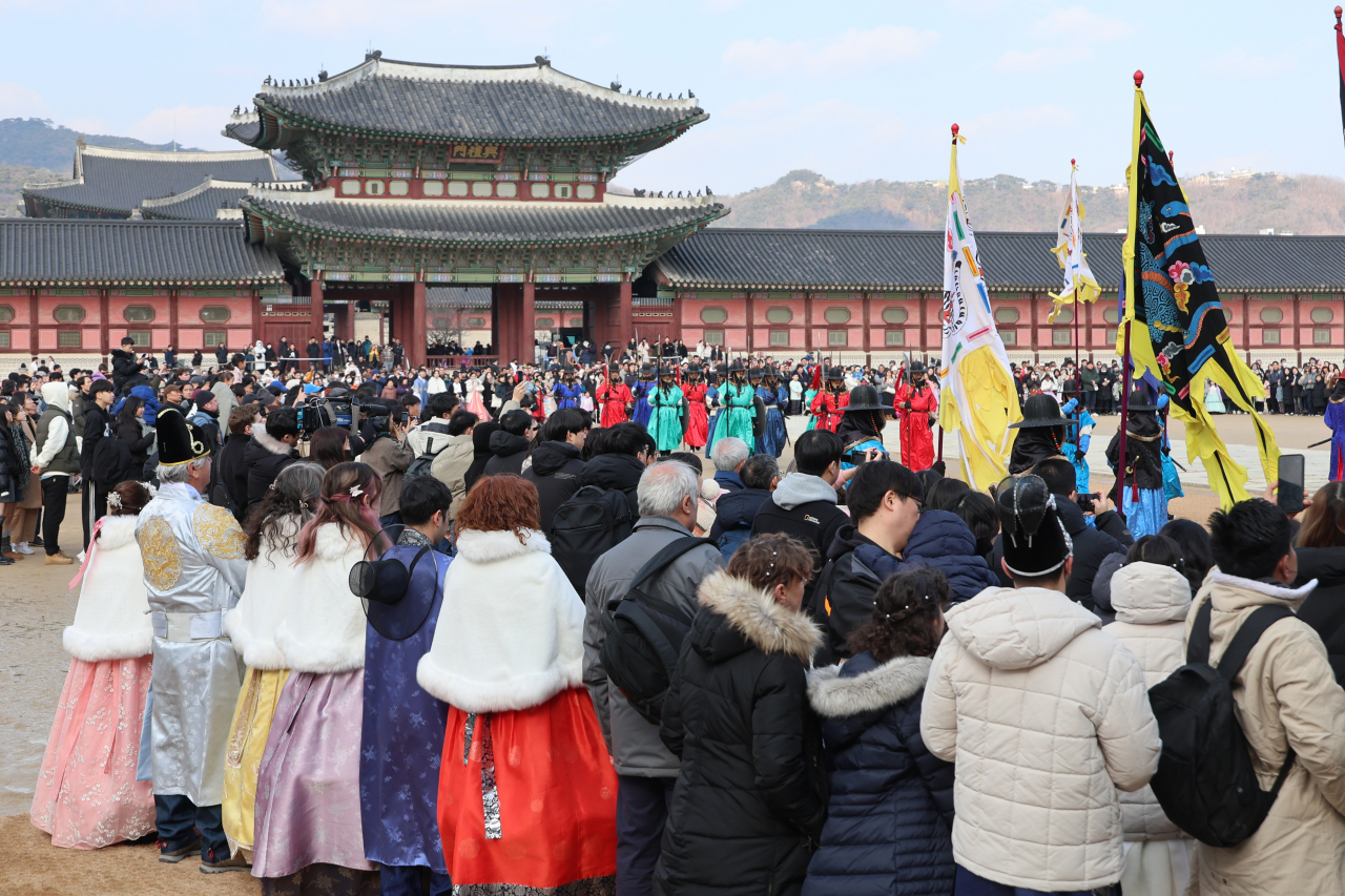 설 연휴 첫날인 9일 오후 서울 종로구 경복궁이 관람객들로 붐비고 있다.[연합]