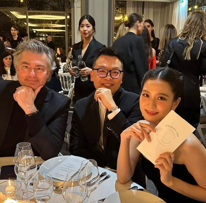 파리 까르띠에(Cartier) 행사에서 최특급 귀빈 대우를 받고 있는 지수(오른쪽)