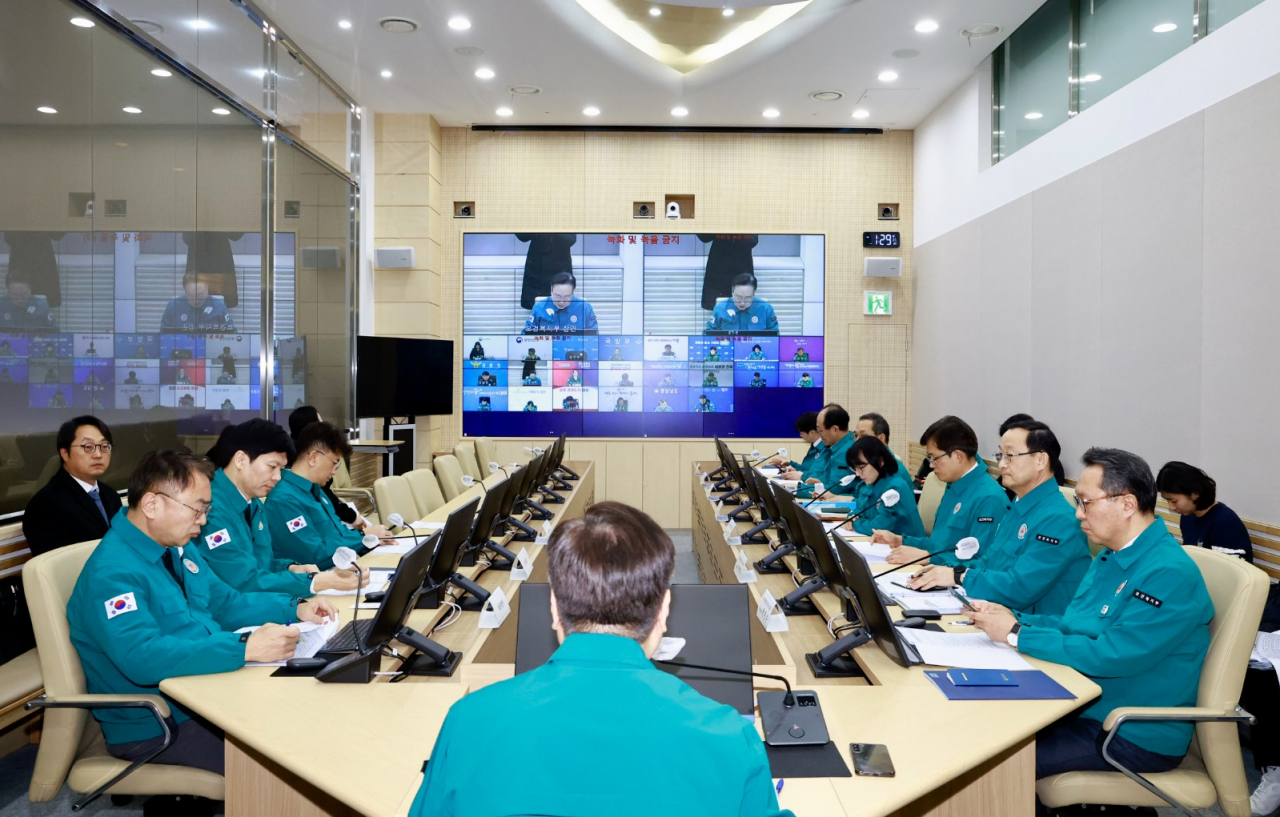 7일 서울시청에서 조규홍 보건복지부 장관의 주재로 행정안전부, 법무부, 국방부, 경찰청 등 4개 관계부처와 17개 시·도 관계자들이 '의사 집단행동 대응방안'에 대해 논의하고 있다.[연합]