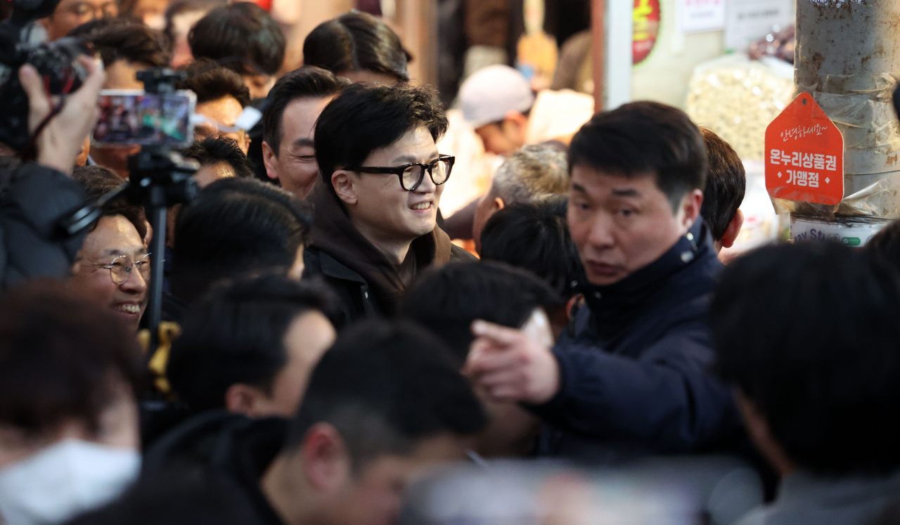 국민의힘 한동훈 비상대책위원장이 설 명절 연휴를 나흘 앞둔 지난 5일 서울 동대문구 청량리 청과물시장·경동시장을 방문하고 있다. [공동취재]