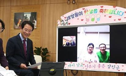 강진원 강진군수가 세쌍둥이 탄생을 축하하고 있다.