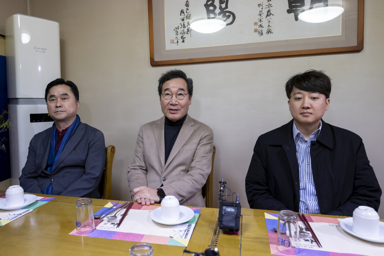 개혁신당 이낙연 공동대표가 11일 오후 서울 종로구의 한 식당에서 열린 1차 개혁신당 임시 지도부 회의에서 발언하고 있다. [연합]
