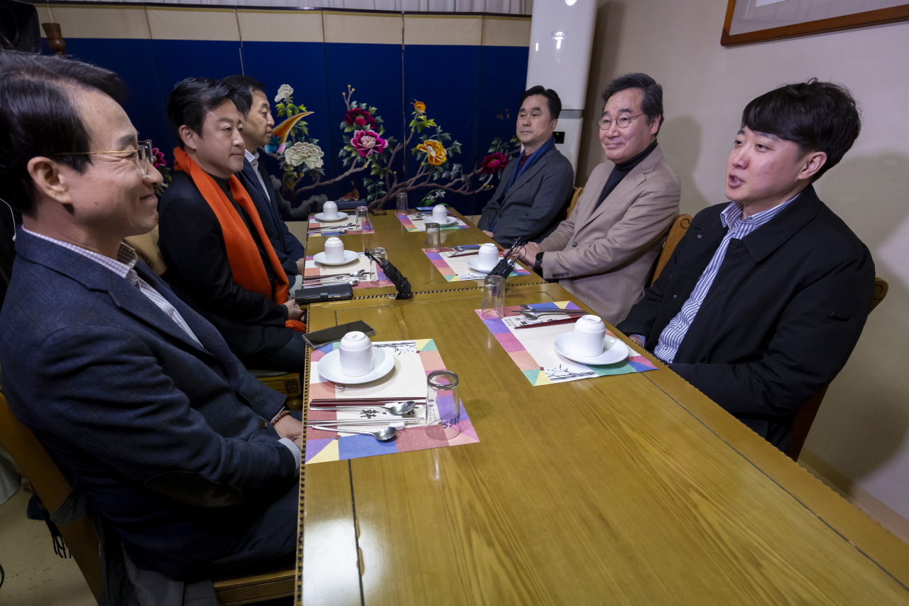개혁신당 이준석 공동대표가 11일 오후 서울 종로구의 한 식당에서 열린 1차 개혁신당 임시 지도부 회의에서 발언하고 있다.[연합]
