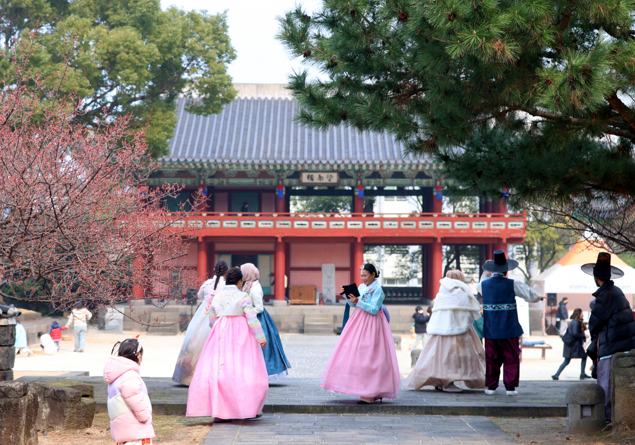 설 연휴인 11일 제주목관아에서 한복을 입은 관광객 등이 나들이하고 있다. 제주도 세계유산본부는 설 연휴를 맞아 9&sim;12일 제주목관아를 무료 개방한다. [연합]