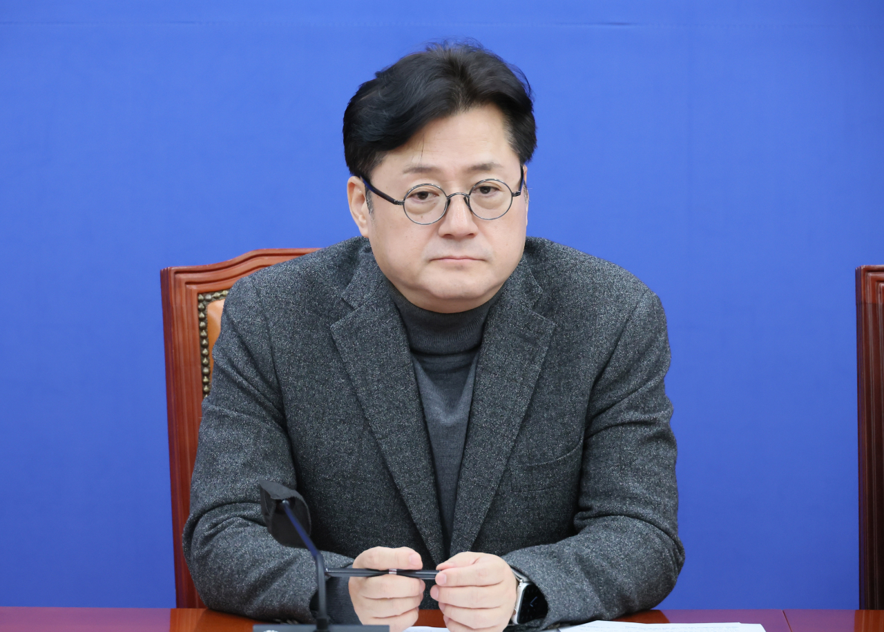 홍익표 더불어민주당 원내대표가 지난 8일 국회에서 열린 정책조정회의에서 이개호 정책위의장의 발언을 듣고 있다. [연합]