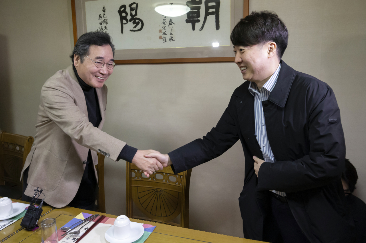 이낙연·이준석 개혁신당 공동대표가 지난 11일 오후 서울 종로구의 한 식당에서 열린 1차 개혁신당 임시 지도부 회의에서 악수하고 있다. [연합]