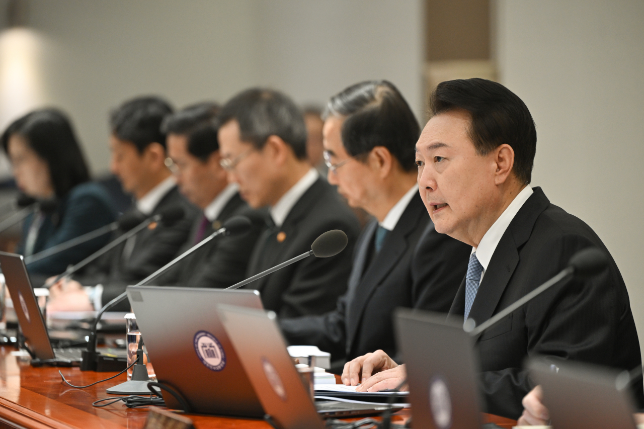 윤석열 대통령이 지난 6일 서울 용산 대통령실 청사에서 열린 국무회의에서 발언하고 있다. [연합]
