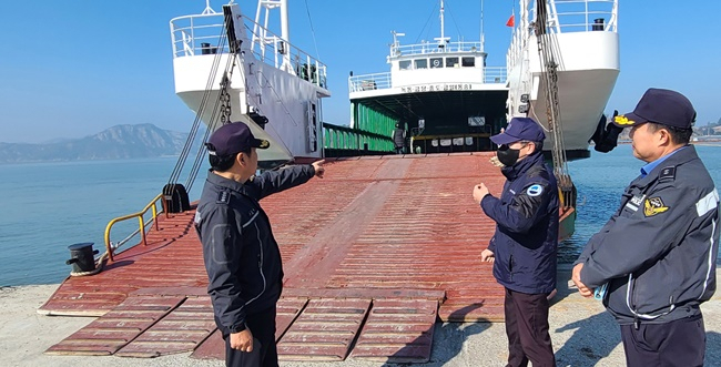 고민관 여수해양경찰서 사장(사진 왼쪽)이 설 연휴 기간인 12일 관할 고흥군 항·포구를 둘러보고 있다. [해경 제공]