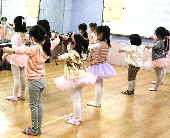 서울 용산구는 유아발레 교실을 신규 개설하고 수강생을 모집한다고 13일 밝혔다.[용산구 제공]
