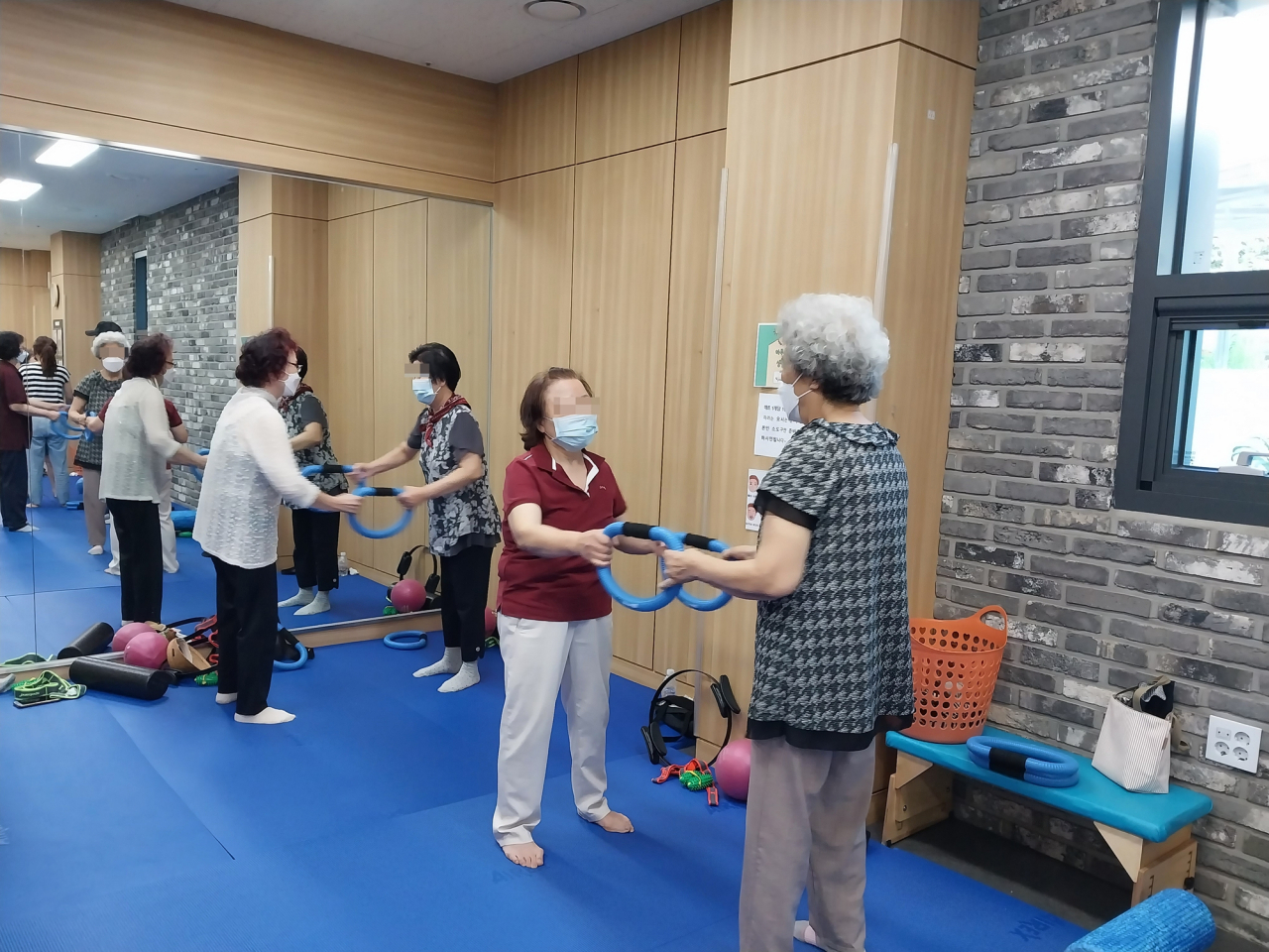 서울 노원구는 파킨슨병 질환자 통합 재활 프로그램 ‘뇌크레이션’을 확대 운영한다고 13일 밝혔다. 스모비로 재활 운동을 하고 있다.[노원구 제공]