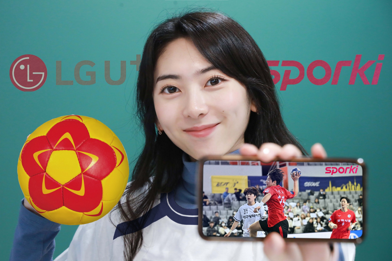 LG유플러스의 통합 스포츠 커뮤니티 플랫폼인 ‘스포키’가 야구, 농구, 배구에 이어 국내 핸드볼 리그 생중계 서비스를 시작했다고 13일 밝혔다. 사진은 LG유플러스 임직원이 스포키에서 H리그 중계를 소개하는 모습. [LG유플러스 제공]
