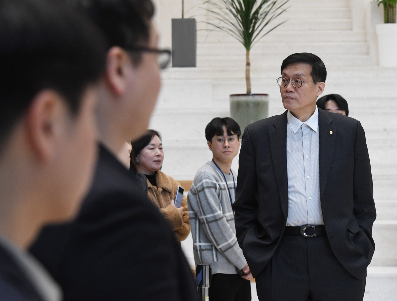 이창용 한국은행 총재가 6일 서울 중구 한국은행 본점에서 열린 '확대 거시정책 협의회' 전 취재진을 만나 질문을 청취하고 있다. [연합]