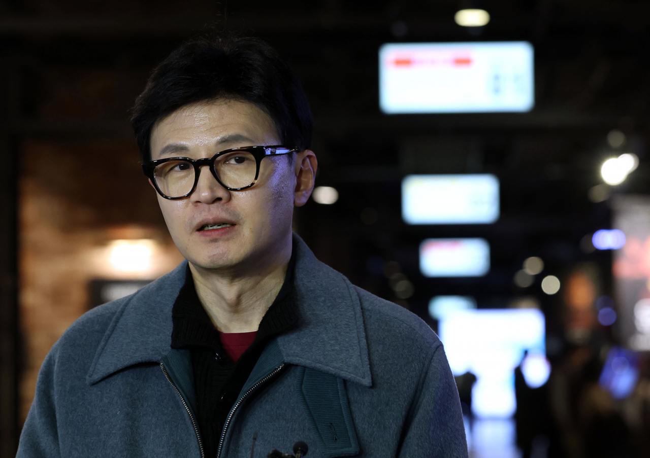 한동훈 국민의힘 비상대책위원장이 12일 오후 서울 여의도 한 영화관에서 이승만 전 대통령의 생애와 정치를 조명한 다큐멘터리 영화 ‘건국전쟁’ 관람을 마친 뒤 취재진의 질문에 답하고 있다. [연합]