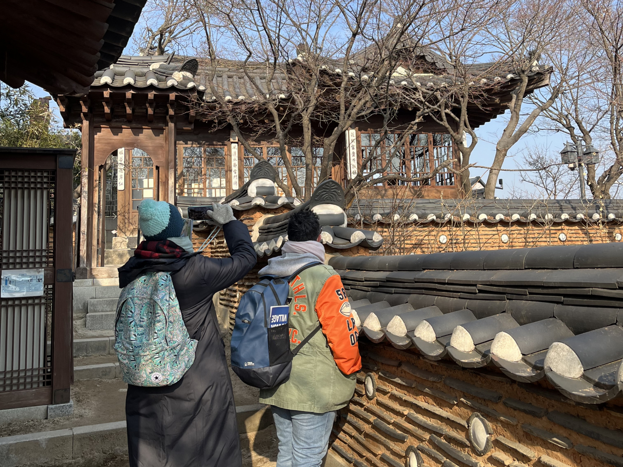 서울시는 지난해 서울역사박물관 분관 백인제가옥을 찾은 관람객의 33%가 외국인이라고 13일 밝혔다. 외국인 관광객이 백인제가옥을 둘러보고 있다.[서울시 제공]